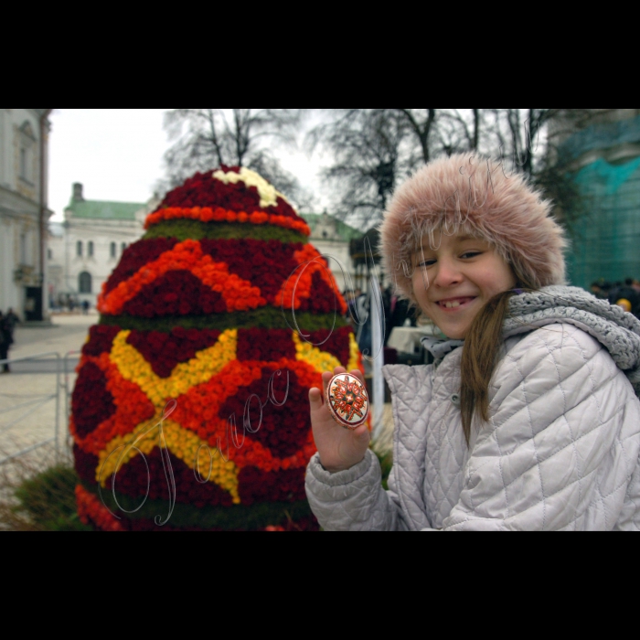 У Києво-Печерській лаврі відбулося відкриття ІІ Благодійного ярмарку «Великодній кошик», у рамках якого встановлено рекорд України і світу: створення найбільшої флористичної композиції - «Квіткової писанки» (2,5 м заввишки, з використанням 7500 троянд) 