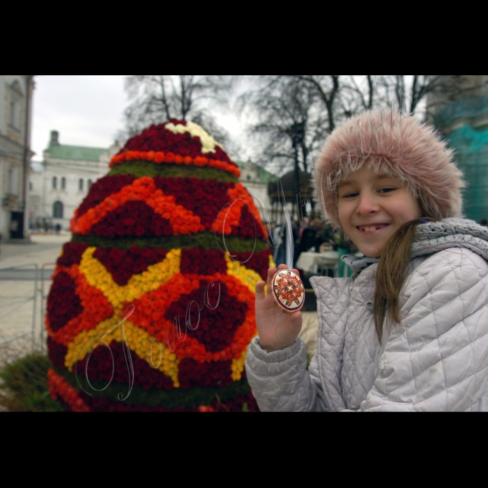 У Києво-Печерській лаврі відбулося відкриття ІІ Благодійного ярмарку «Великодній кошик», у рамках якого встановлено рекорд України і світу: створення найбільшої флористичної композиції - «Квіткової писанки» (2,5 м заввишки, з використанням 7500 троянд) 