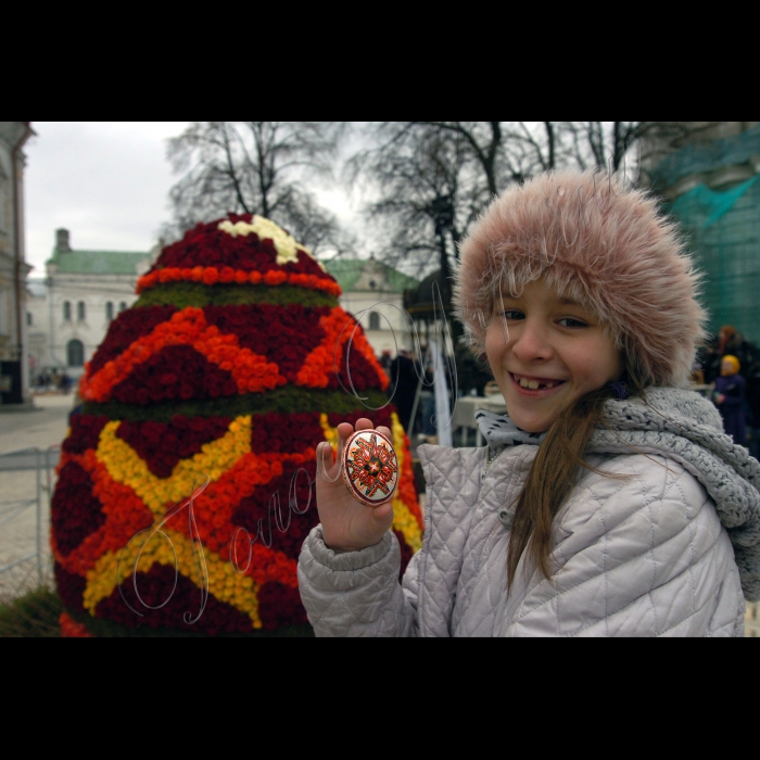 У Києво-Печерській лаврі відбулося відкриття ІІ Благодійного ярмарку «Великодній кошик», у рамках якого встановлено рекорд України і світу: створення найбільшої флористичної композиції - «Квіткової писанки» (2,5 м заввишки, з використанням 7500 троянд) 