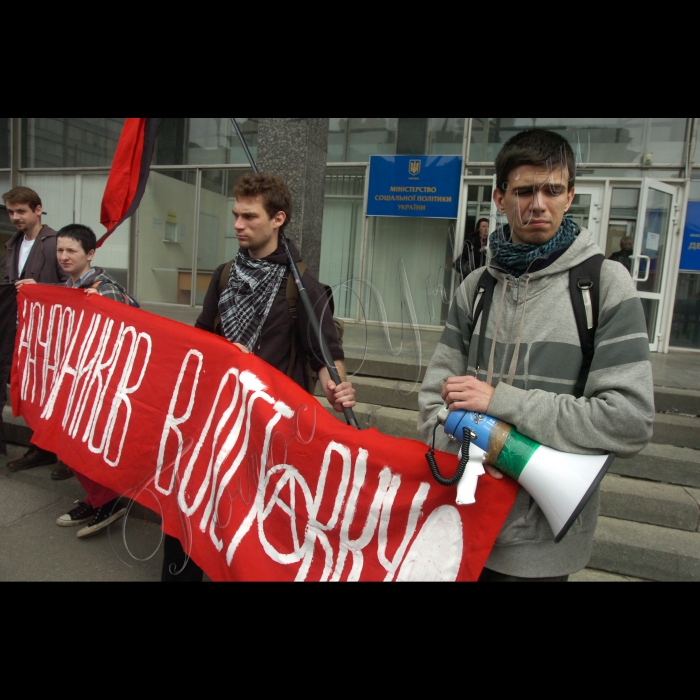 Під стінами Міністерства соціальної політики відбулася акція протесту проти нового законопроекту “Про зайнятість населення”. Висловити своє невдоволення зібралися студенти, молоді спеціалісти та активісти профспілкового руху. 
Незадоволення серед молоді викликала норма, яка дозволяє роботодавцям наймати студентів на безплатне стажування терміном до півроку без подальшої гарантії працевлаштування. “Стажування розглядається міністерством як послуга – акт доброї волі роботодавця для підвищення конкурентоспроможності молодих працівників, – зазначають у студентській профспілці. – Відзначимо, що проходження випробувального терміну оплачується і від нього звільняються молоді випускники навчальних закладів”.