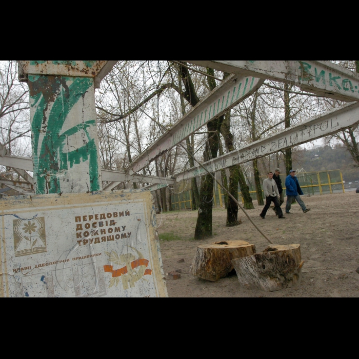 Київ, Труханов острів.
Забудова поблизу Пішохідного мосту 
