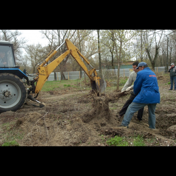 Київ, Труханов острів.
Забудова поблизу Пішохідного мосту 
