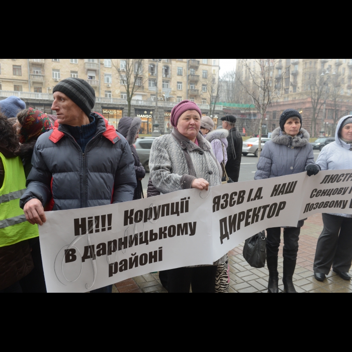 Біля Київської міської ради відбулася акція «Чиновники! Не бийте своїх підлеглих!». Працівники комунального підприємства по утриманню зелених насаджень Дарницького району м. Києва вийшли на захист свого колеги – водія Олександра Підкамінного, учасника АТО, побитого першим заступником голови Дарницької райдержадміністрації м. Києва Василем Лозовим. Від нанесених побоїв Олександр Підкамінний потрапив в лікарню.