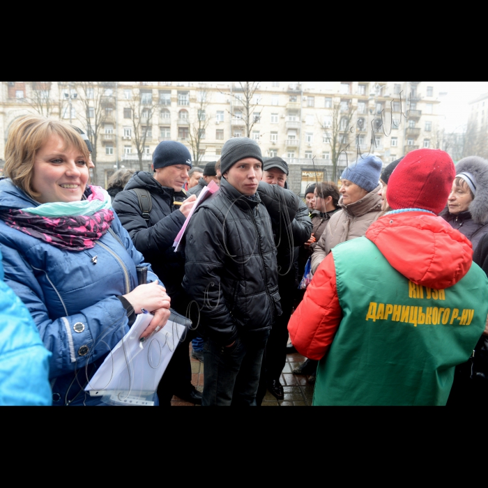 Біля Київської міської ради відбулася акція «Чиновники! Не бийте своїх підлеглих!». Працівники комунального підприємства по утриманню зелених насаджень Дарницького району м. Києва вийшли на захист свого колеги – водія Олександра Підкамінного, учасника АТО, побитого першим заступником голови Дарницької райдержадміністрації м. Києва Василем Лозовим. Від нанесених побоїв Олександр Підкамінний потрапив в лікарню.