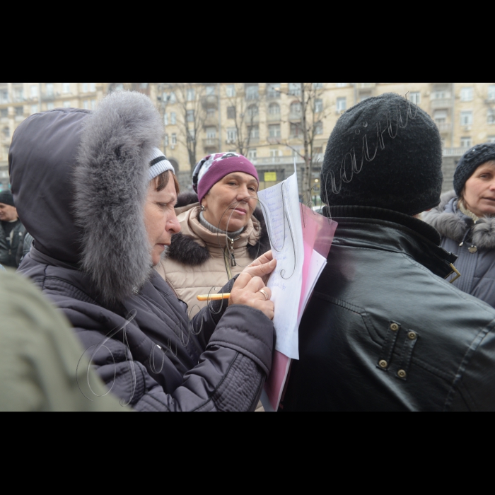 Біля Київської міської ради відбулася акція «Чиновники! Не бийте своїх підлеглих!». Працівники комунального підприємства по утриманню зелених насаджень Дарницького району м. Києва вийшли на захист свого колеги – водія Олександра Підкамінного, учасника АТО, побитого першим заступником голови Дарницької райдержадміністрації м. Києва Василем Лозовим. Від нанесених побоїв Олександр Підкамінний потрапив в лікарню.