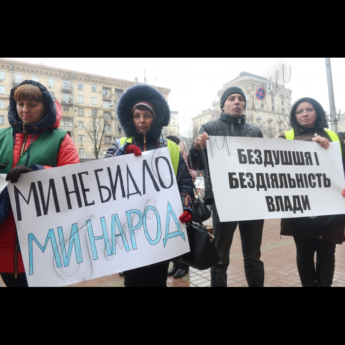 Біля Київської міської ради відбулася акція «Чиновники! Не бийте своїх підлеглих!». Працівники комунального підприємства по утриманню зелених насаджень Дарницького району м. Києва вийшли на захист свого колеги – водія Олександра Підкамінного, учасника АТО, побитого першим заступником голови Дарницької райдержадміністрації м. Києва Василем Лозовим. Від нанесених побоїв Олександр Підкамінний потрапив в лікарню.