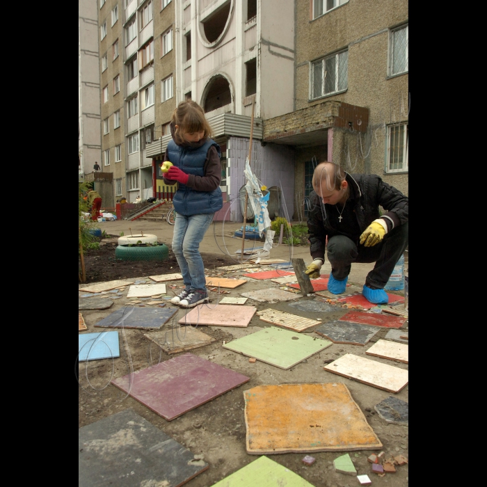 Відбулася акція „Створімо Амстердам у київському дворі!” з облаштування  двору житлового будинку на Нивках. Протягом двох місяців мешканці будинку на Нивках та волонтери-користувачі Фейсбуку працювали над створенням у звичайному київському дворі арт-об’єкта: з різнокольоровими стінами, мистецькими лавочками, „вітражними” ліхтариками та іншим стріт-артом.  Відбулося домальовування останніх лавок та урочисте відкриття двору (вул.Туполєва, 22-в).