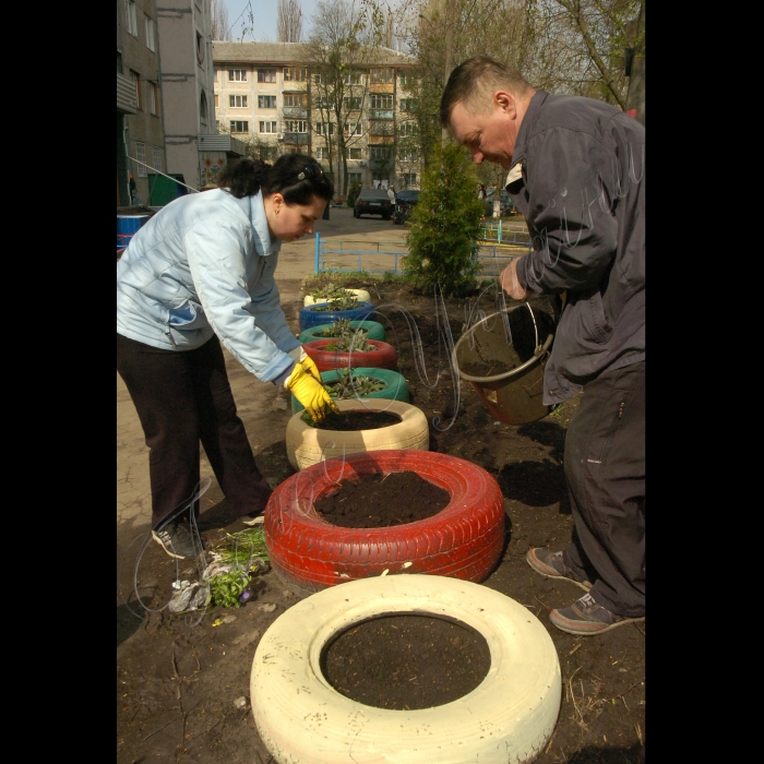 Відбулася акція „Створімо Амстердам у київському дворі!” з облаштування  двору житлового будинку на Нивках. Протягом двох місяців мешканці будинку на Нивках та волонтери-користувачі Фейсбуку працювали над створенням у звичайному київському дворі арт-об’єкта: з різнокольоровими стінами, мистецькими лавочками, „вітражними” ліхтариками та іншим стріт-артом.  Відбулося домальовування останніх лавок та урочисте відкриття двору (вул.Туполєва, 22-в).