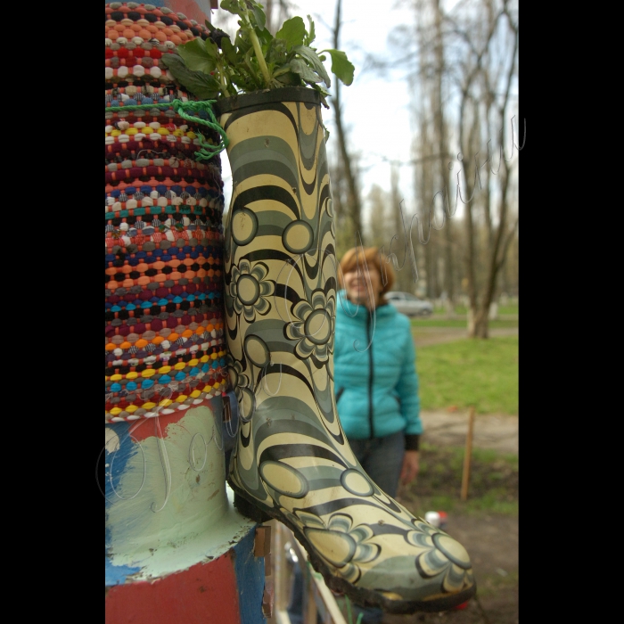 Відбулася акція „Створімо Амстердам у київському дворі!” з облаштування  двору житлового будинку на Нивках. Протягом двох місяців мешканці будинку на Нивках та волонтери-користувачі Фейсбуку працювали над створенням у звичайному київському дворі арт-об’єкта: з різнокольоровими стінами, мистецькими лавочками, „вітражними” ліхтариками та іншим стріт-артом.  Відбулося домальовування останніх лавок та урочисте відкриття двору (вул.Туполєва, 22-в).