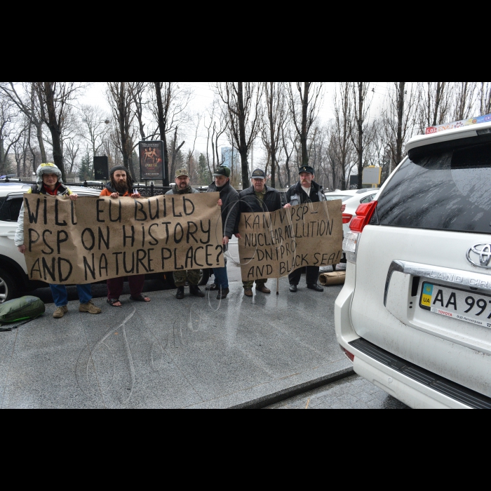 У Києві відкрився Український енергетичний форум Інституту Адама Сміта за участю Віце-президента Європейської Комісії  з питань Енергетичного союзу Мароша Шефчовича.
Інформаційний пікет проти реалізації проекту Канівської ГАЕС