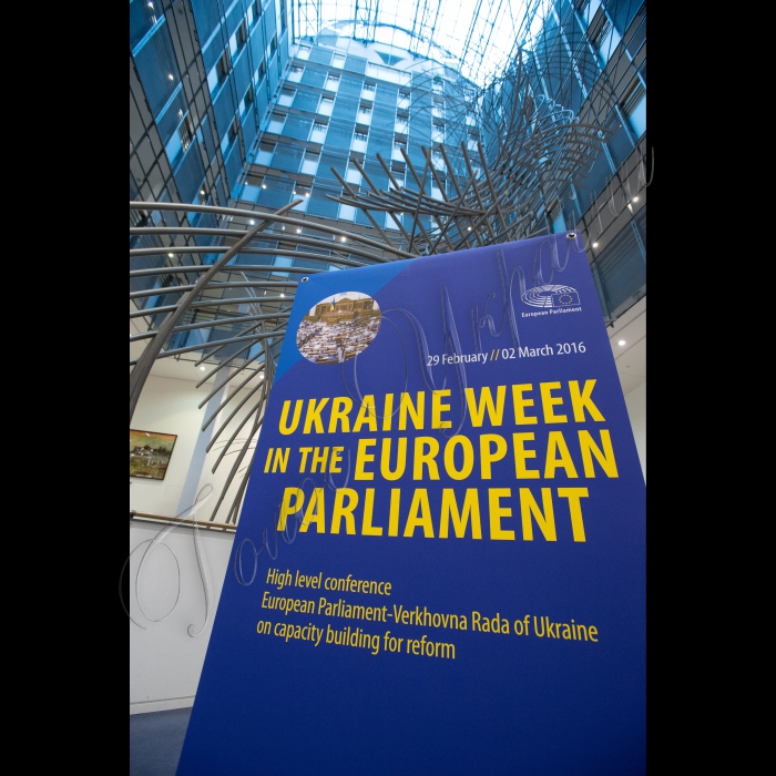 Візит Голови ВР України Володимира Гройсмана у Королівство Бельгія з метою участі у Конференції високого рівня Європейського Парламенту та Верховної Ради України щодо розвитку спроможностей заради реформ та засіданні Бюро Парламентського комітету асоціації.
Підсумкова частина конференції.
Підписано Угоду про співпрацю у адміністративній сфері між Апаратом ВР та Загальним секретаріатом Європейського парламенту керівниками відповідних структур: від України підписав Володимир Слишинський, від ЄП – К.Велле 
