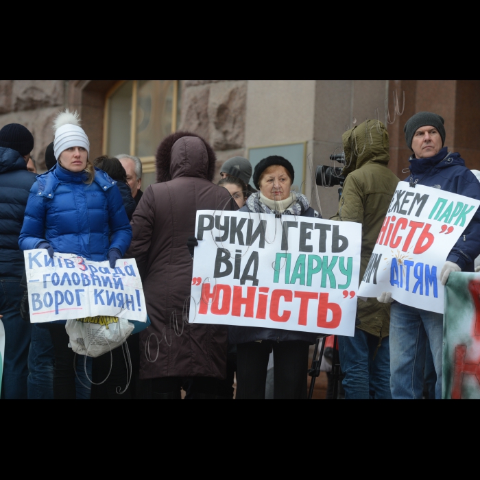 Місцеві жителі, які борються проти ущільнювальної забудови, пікетували засідання Київської міської ради. Девіз акції: «Кличко! Не будуй на головах у людей!». Місцеві жителі протестували проти незаконного захоплення дворів, парків і скверів будівельними компаніями і проти інспірування будівельного терору київською владою. В акції візьмуть участь активісти ініціативних груп Биківні, Микільської Слобідки, вул. Саксаганського, 111, пров. Святошинського, 2, вул. Анрі Барбюса, 28, вул. Львівської, 15, вул. Вільшанської і багатьох інших. Протестувальники вимагають покласти край незаконним забудовам і припинити ущільнювальний будівельний терор. Організатори акції – ГО «Барви життя», ГО «Микільська Слобідка».