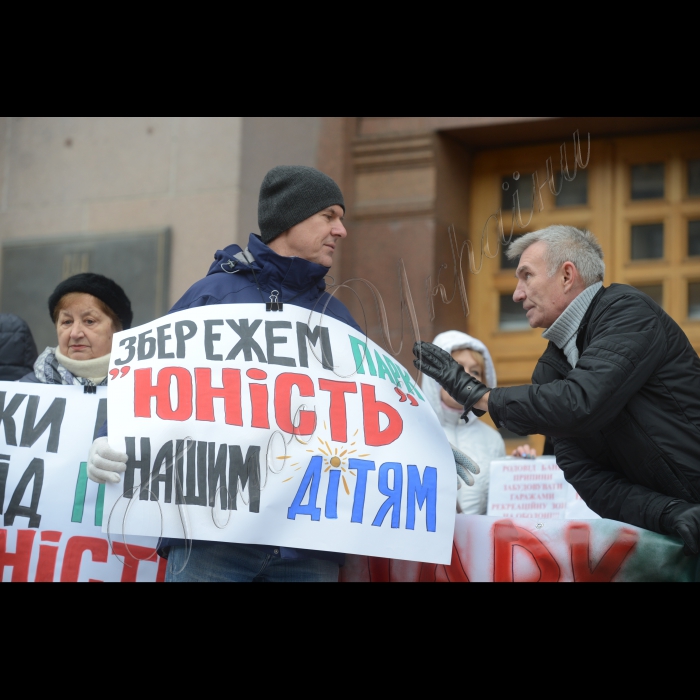 Місцеві жителі, які борються проти ущільнювальної забудови, пікетували засідання Київської міської ради. Девіз акції: «Кличко! Не будуй на головах у людей!». Місцеві жителі протестували проти незаконного захоплення дворів, парків і скверів будівельними компаніями і проти інспірування будівельного терору київською владою. В акції візьмуть участь активісти ініціативних груп Биківні, Микільської Слобідки, вул. Саксаганського, 111, пров. Святошинського, 2, вул. Анрі Барбюса, 28, вул. Львівської, 15, вул. Вільшанської і багатьох інших. Протестувальники вимагають покласти край незаконним забудовам і припинити ущільнювальний будівельний терор. Організатори акції – ГО «Барви життя», ГО «Микільська Слобідка».