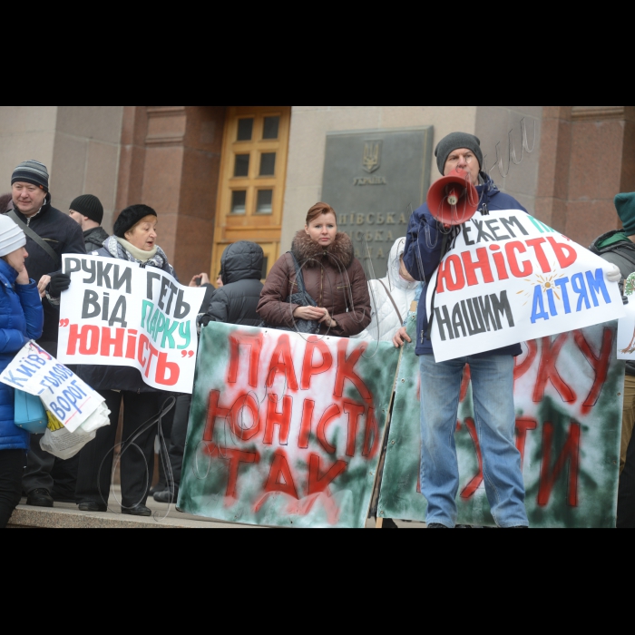 Місцеві жителі, які борються проти ущільнювальної забудови, пікетували засідання Київської міської ради. Девіз акції: «Кличко! Не будуй на головах у людей!». Місцеві жителі протестували проти незаконного захоплення дворів, парків і скверів будівельними компаніями і проти інспірування будівельного терору київською владою. В акції візьмуть участь активісти ініціативних груп Биківні, Микільської Слобідки, вул. Саксаганського, 111, пров. Святошинського, 2, вул. Анрі Барбюса, 28, вул. Львівської, 15, вул. Вільшанської і багатьох інших. Протестувальники вимагають покласти край незаконним забудовам і припинити ущільнювальний будівельний терор. Організатори акції – ГО «Барви життя», ГО «Микільська Слобідка».