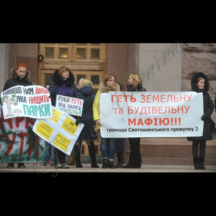 Місцеві жителі, які борються проти ущільнювальної забудови, пікетували засідання Київської міської ради. Девіз акції: «Кличко! Не будуй на головах у людей!». Місцеві жителі протестували проти незаконного захоплення дворів, парків і скверів будівельними компаніями і проти інспірування будівельного терору київською владою. В акції візьмуть участь активісти ініціативних груп Биківні, Микільської Слобідки, вул. Саксаганського, 111, пров. Святошинського, 2, вул. Анрі Барбюса, 28, вул. Львівської, 15, вул. Вільшанської і багатьох інших. Протестувальники вимагають покласти край незаконним забудовам і припинити ущільнювальний будівельний терор. Організатори акції – ГО «Барви життя», ГО «Микільська Слобідка».