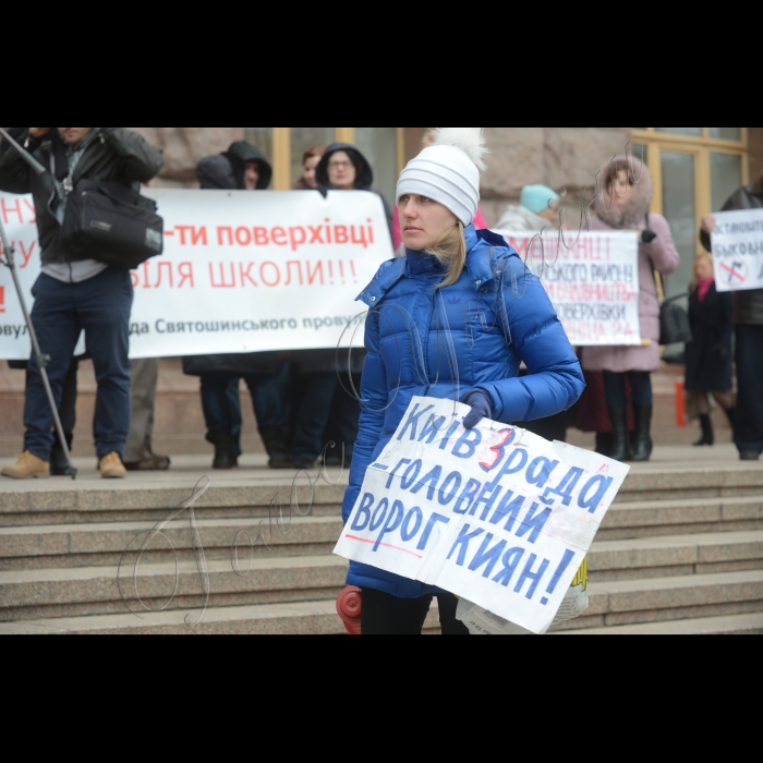 Місцеві жителі, які борються проти ущільнювальної забудови, пікетували засідання Київської міської ради. Девіз акції: «Кличко! Не будуй на головах у людей!». Місцеві жителі протестували проти незаконного захоплення дворів, парків і скверів будівельними компаніями і проти інспірування будівельного терору київською владою. В акції візьмуть участь активісти ініціативних груп Биківні, Микільської Слобідки, вул. Саксаганського, 111, пров. Святошинського, 2, вул. Анрі Барбюса, 28, вул. Львівської, 15, вул. Вільшанської і багатьох інших. Протестувальники вимагають покласти край незаконним забудовам і припинити ущільнювальний будівельний терор. Організатори акції – ГО «Барви життя», ГО «Микільська Слобідка».