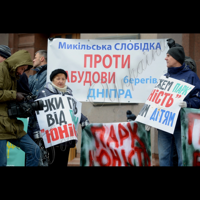 Місцеві жителі, які борються проти ущільнювальної забудови, пікетували засідання Київської міської ради. Девіз акції: «Кличко! Не будуй на головах у людей!». Місцеві жителі протестували проти незаконного захоплення дворів, парків і скверів будівельними компаніями і проти інспірування будівельного терору київською владою. В акції візьмуть участь активісти ініціативних груп Биківні, Микільської Слобідки, вул. Саксаганського, 111, пров. Святошинського, 2, вул. Анрі Барбюса, 28, вул. Львівської, 15, вул. Вільшанської і багатьох інших. Протестувальники вимагають покласти край незаконним забудовам і припинити ущільнювальний будівельний терор. Організатори акції – ГО «Барви життя», ГО «Микільська Слобідка».