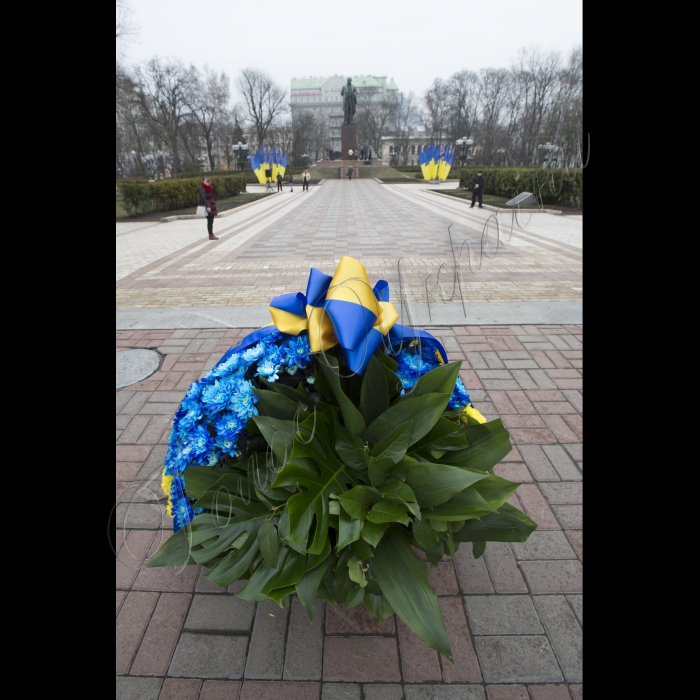 У річницю з дня народження Тараса Шевченка Голова ВР України Володимир Гройсман, Прем’єр-міністр Арсеній Яценюк, голова КМДА Віталій Кличко, голова КОДА Максим Мельничук, народні депутати, представники Кабінету міністрів, релігійних і громадських організацій поклали квіти до пам’ятника Кобзарю у Києві.