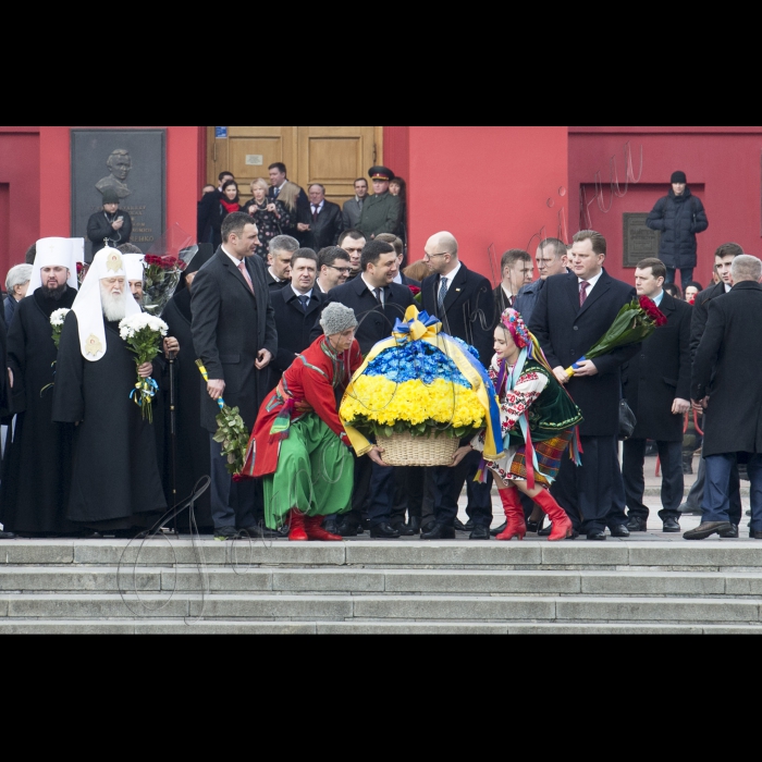 У річницю з дня народження Тараса Шевченка Голова ВР України Володимир Гройсман, Прем’єр-міністр Арсеній Яценюк, голова КМДА Віталій Кличко, голова КОДА Максим Мельничук, народні депутати, представники Кабінету міністрів, релігійних і громадських організацій поклали квіти до пам’ятника Кобзарю у Києві.