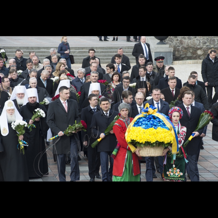 У річницю з дня народження Тараса Шевченка Голова ВР України Володимир Гройсман, Прем’єр-міністр Арсеній Яценюк, голова КМДА Віталій Кличко, голова КОДА Максим Мельничук, народні депутати, представники Кабінету міністрів, релігійних і громадських організацій поклали квіти до пам’ятника Кобзарю у Києві.