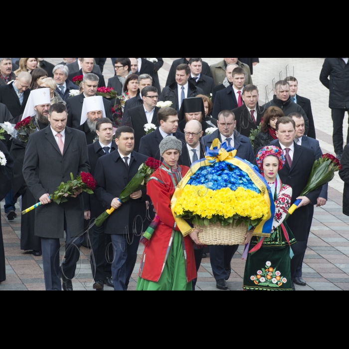 У річницю з дня народження Тараса Шевченка Голова ВР України Володимир Гройсман, Прем’єр-міністр Арсеній Яценюк, голова КМДА Віталій Кличко, голова КОДА Максим Мельничук, народні депутати, представники Кабінету міністрів, релігійних і громадських організацій поклали квіти до пам’ятника Кобзарю у Києві.