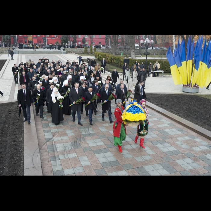 У річницю з дня народження Тараса Шевченка Голова ВР України Володимир Гройсман, Прем’єр-міністр Арсеній Яценюк, голова КМДА Віталій Кличко, голова КОДА Максим Мельничук, народні депутати, представники Кабінету міністрів, релігійних і громадських організацій поклали квіти до пам’ятника Кобзарю у Києві.