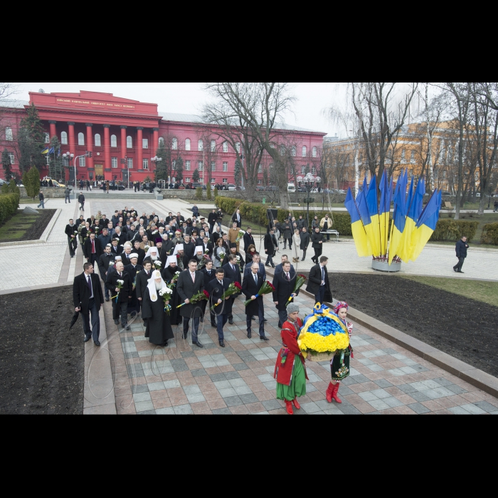 У річницю з дня народження Тараса Шевченка Голова ВР України Володимир Гройсман, Прем’єр-міністр Арсеній Яценюк, голова КМДА Віталій Кличко, голова КОДА Максим Мельничук, народні депутати, представники Кабінету міністрів, релігійних і громадських організацій поклали квіти до пам’ятника Кобзарю у Києві.