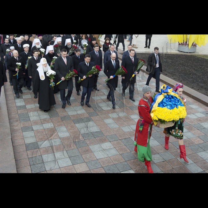 У річницю з дня народження Тараса Шевченка Голова ВР України Володимир Гройсман, Прем’єр-міністр Арсеній Яценюк, голова КМДА Віталій Кличко, голова КОДА Максим Мельничук, народні депутати, представники Кабінету міністрів, релігійних і громадських організацій поклали квіти до пам’ятника Кобзарю у Києві.