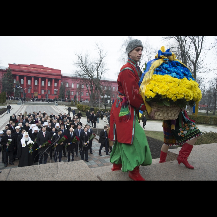 У річницю з дня народження Тараса Шевченка Голова ВР України Володимир Гройсман, Прем’єр-міністр Арсеній Яценюк, голова КМДА Віталій Кличко, голова КОДА Максим Мельничук, народні депутати, представники Кабінету міністрів, релігійних і громадських організацій поклали квіти до пам’ятника Кобзарю у Києві.