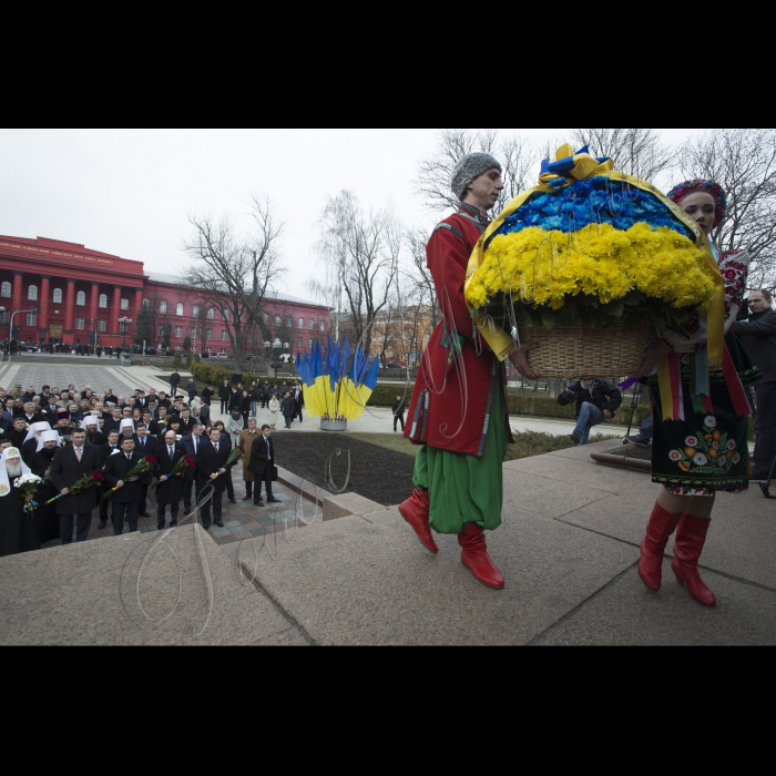 У річницю з дня народження Тараса Шевченка Голова ВР України Володимир Гройсман, Прем’єр-міністр Арсеній Яценюк, голова КМДА Віталій Кличко, голова КОДА Максим Мельничук, народні депутати, представники Кабінету міністрів, релігійних і громадських організацій поклали квіти до пам’ятника Кобзарю у Києві.