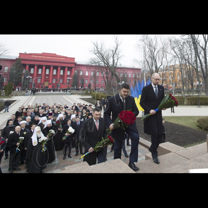 У річницю з дня народження Тараса Шевченка Голова ВР України Володимир Гройсман, Прем’єр-міністр Арсеній Яценюк, голова КМДА Віталій Кличко, голова КОДА Максим Мельничук, народні депутати, представники Кабінету міністрів, релігійних і громадських організацій поклали квіти до пам’ятника Кобзарю у Києві.