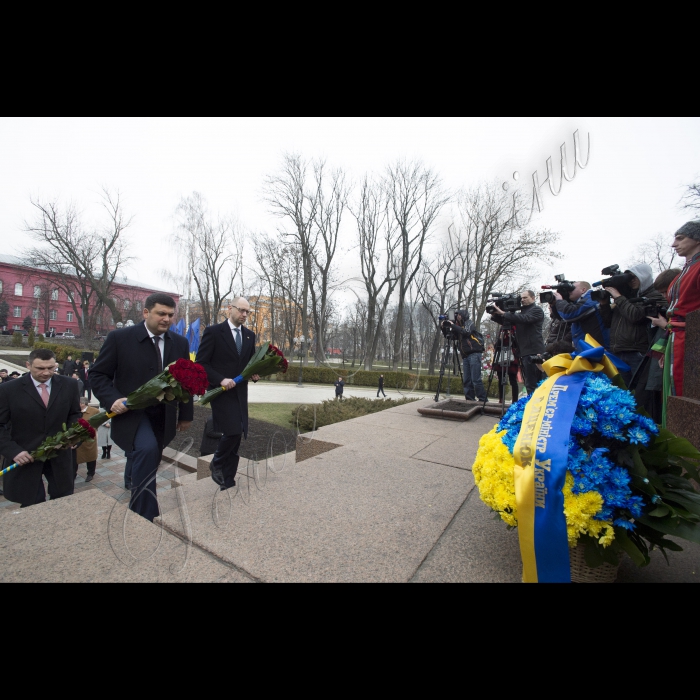 У річницю з дня народження Тараса Шевченка Голова ВР України Володимир Гройсман, Прем’єр-міністр Арсеній Яценюк, голова КМДА Віталій Кличко, голова КОДА Максим Мельничук, народні депутати, представники Кабінету міністрів, релігійних і громадських організацій поклали квіти до пам’ятника Кобзарю у Києві.