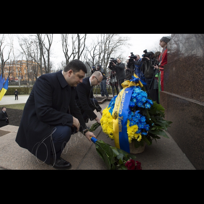 У річницю з дня народження Тараса Шевченка Голова ВР України Володимир Гройсман, Прем’єр-міністр Арсеній Яценюк, голова КМДА Віталій Кличко, голова КОДА Максим Мельничук, народні депутати, представники Кабінету міністрів, релігійних і громадських організацій поклали квіти до пам’ятника Кобзарю у Києві.