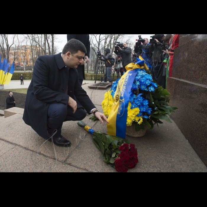 У річницю з дня народження Тараса Шевченка Голова ВР України Володимир Гройсман, Прем’єр-міністр Арсеній Яценюк, голова КМДА Віталій Кличко, голова КОДА Максим Мельничук, народні депутати, представники Кабінету міністрів, релігійних і громадських організацій поклали квіти до пам’ятника Кобзарю у Києві.