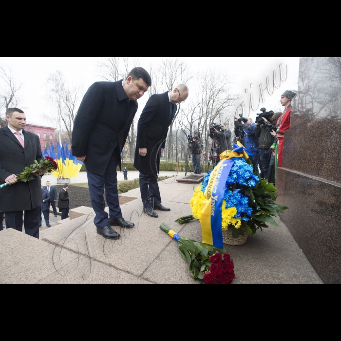 У річницю з дня народження Тараса Шевченка Голова ВР України Володимир Гройсман, Прем’єр-міністр Арсеній Яценюк, голова КМДА Віталій Кличко, голова КОДА Максим Мельничук, народні депутати, представники Кабінету міністрів, релігійних і громадських організацій поклали квіти до пам’ятника Кобзарю у Києві.