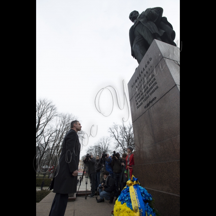 У річницю з дня народження Тараса Шевченка Голова ВР України Володимир Гройсман, Прем’єр-міністр Арсеній Яценюк, голова КМДА Віталій Кличко, голова КОДА Максим Мельничук, народні депутати, представники Кабінету міністрів, релігійних і громадських організацій поклали квіти до пам’ятника Кобзарю у Києві.