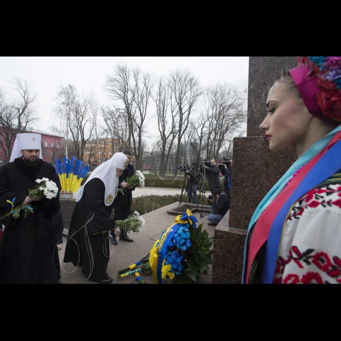 У річницю з дня народження Тараса Шевченка Голова ВР України Володимир Гройсман, Прем’єр-міністр Арсеній Яценюк, голова КМДА Віталій Кличко, голова КОДА Максим Мельничук, народні депутати, представники Кабінету міністрів, релігійних і громадських організацій поклали квіти до пам’ятника Кобзарю у Києві.