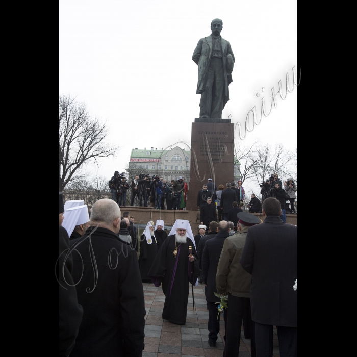 У річницю з дня народження Тараса Шевченка Голова ВР України Володимир Гройсман, Прем’єр-міністр Арсеній Яценюк, голова КМДА Віталій Кличко, голова КОДА Максим Мельничук, народні депутати, представники Кабінету міністрів, релігійних і громадських організацій поклали квіти до пам’ятника Кобзарю у Києві.