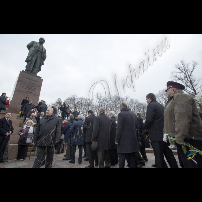 У річницю з дня народження Тараса Шевченка Голова ВР України Володимир Гройсман, Прем’єр-міністр Арсеній Яценюк, голова КМДА Віталій Кличко, голова КОДА Максим Мельничук, народні депутати, представники Кабінету міністрів, релігійних і громадських організацій поклали квіти до пам’ятника Кобзарю у Києві.