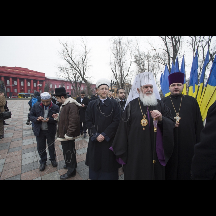 У річницю з дня народження Тараса Шевченка Голова ВР України Володимир Гройсман, Прем’єр-міністр Арсеній Яценюк, голова КМДА Віталій Кличко, голова КОДА Максим Мельничук, народні депутати, представники Кабінету міністрів, релігійних і громадських організацій поклали квіти до пам’ятника Кобзарю у Києві.