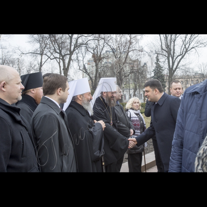 У річницю з дня народження Тараса Шевченка Голова ВР України Володимир Гройсман, Прем’єр-міністр Арсеній Яценюк, голова КМДА Віталій Кличко, голова КОДА Максим Мельничук, народні депутати, представники Кабінету міністрів, релігійних і громадських організацій поклали квіти до пам’ятника Кобзарю у Києві.