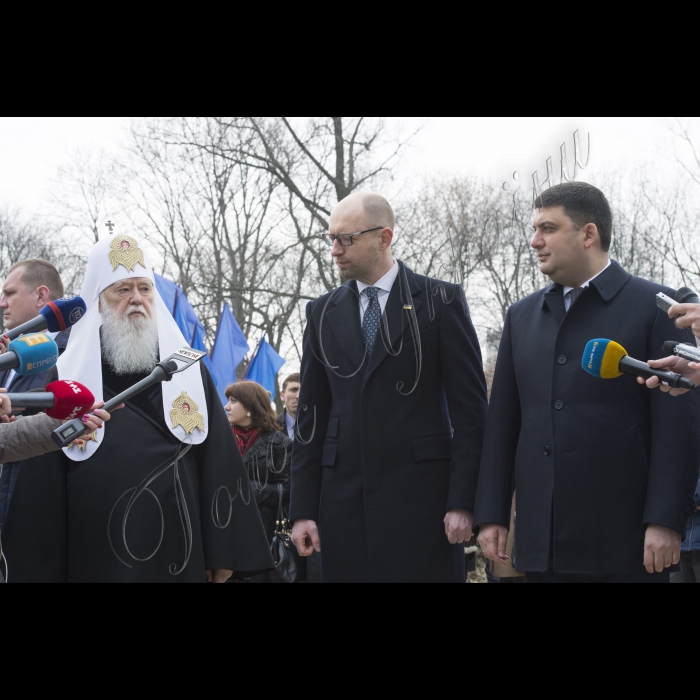 У річницю з дня народження Тараса Шевченка Голова ВР України Володимир Гройсман, Прем’єр-міністр Арсеній Яценюк, голова КМДА Віталій Кличко, голова КОДА Максим Мельничук, народні депутати, представники Кабінету міністрів, релігійних і громадських організацій поклали квіти до пам’ятника Кобзарю у Києві.