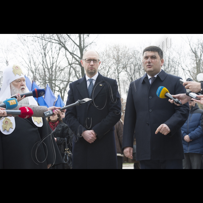 У річницю з дня народження Тараса Шевченка Голова ВР України Володимир Гройсман, Прем’єр-міністр Арсеній Яценюк, голова КМДА Віталій Кличко, голова КОДА Максим Мельничук, народні депутати, представники Кабінету міністрів, релігійних і громадських організацій поклали квіти до пам’ятника Кобзарю у Києві.