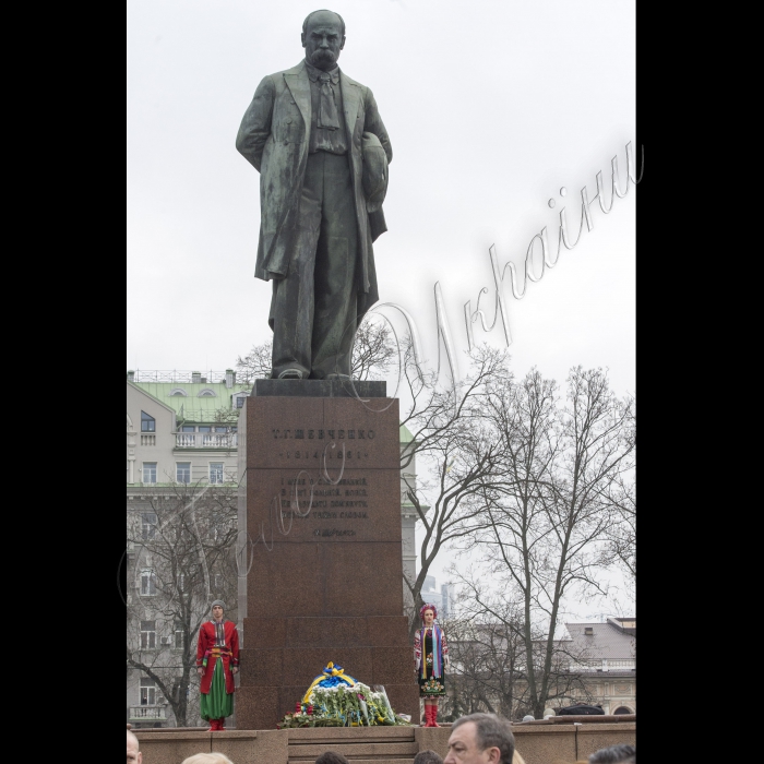 У річницю з дня народження Тараса Шевченка Голова ВР України Володимир Гройсман, Прем’єр-міністр Арсеній Яценюк, голова КМДА Віталій Кличко, голова КОДА Максим Мельничук, народні депутати, представники Кабінету міністрів, релігійних і громадських організацій поклали квіти до пам’ятника Кобзарю у Києві.