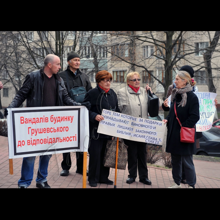 Біля прокуратури м. Києва відбулась акція «Будівельний терор – STOP!». Місцеві жителі протестували проти незаконного захоплення дворів, парків і скверів будівельними компаніями і проти інспірування будівельного терору київською владою. В акції взяли участь активісти ініціативних груп Биківні, Микільської Слобідки, вул. Саксаганського, 111, пров. Святошинського, 2, вул. Анрі Барбюса, 28, вул. Львівської, 15, вул. Вільшанської і багатьох інших. Протестувальники вимагають покласти край незаконним забудовам і припинити ущільнювальний будівельний терор. Організатори акції – ГО «Барви життя», ГО «Микільська Слобідка».