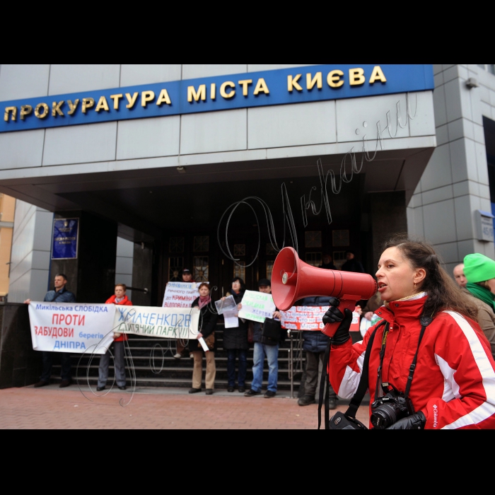 Біля прокуратури м. Києва відбулась акція «Будівельний терор – STOP!». Місцеві жителі протестували проти незаконного захоплення дворів, парків і скверів будівельними компаніями і проти інспірування будівельного терору київською владою. В акції взяли участь активісти ініціативних груп Биківні, Микільської Слобідки, вул. Саксаганського, 111, пров. Святошинського, 2, вул. Анрі Барбюса, 28, вул. Львівської, 15, вул. Вільшанської і багатьох інших. Протестувальники вимагають покласти край незаконним забудовам і припинити ущільнювальний будівельний терор. Організатори акції – ГО «Барви життя», ГО «Микільська Слобідка».