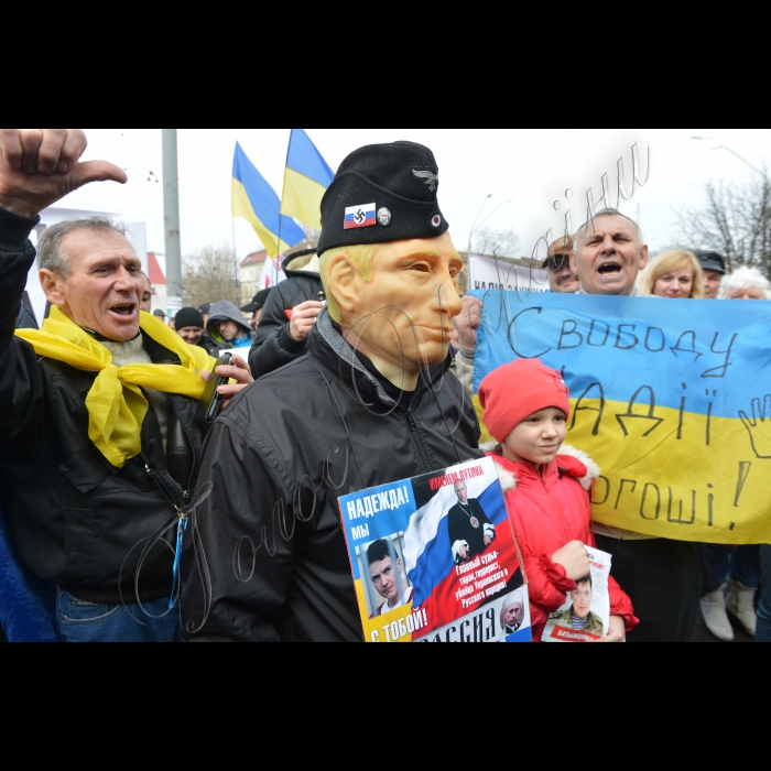 Мітинг-пікет «Свободу Надії  Савченко!» біля посольства РФ  (Free Savchenko!) з вимогою  відпустити Надію Савченко. Ініціатор – партія «Батьківщина».
Людина у масці Путіна