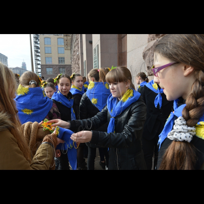 Біля Київради, у  річницю першого офіційного виконання Гімну України в Києві відбувся співочий флешмоб. Активісти разом заспівали повну версію Гімну України. До заходу долучився дитячий хор. 