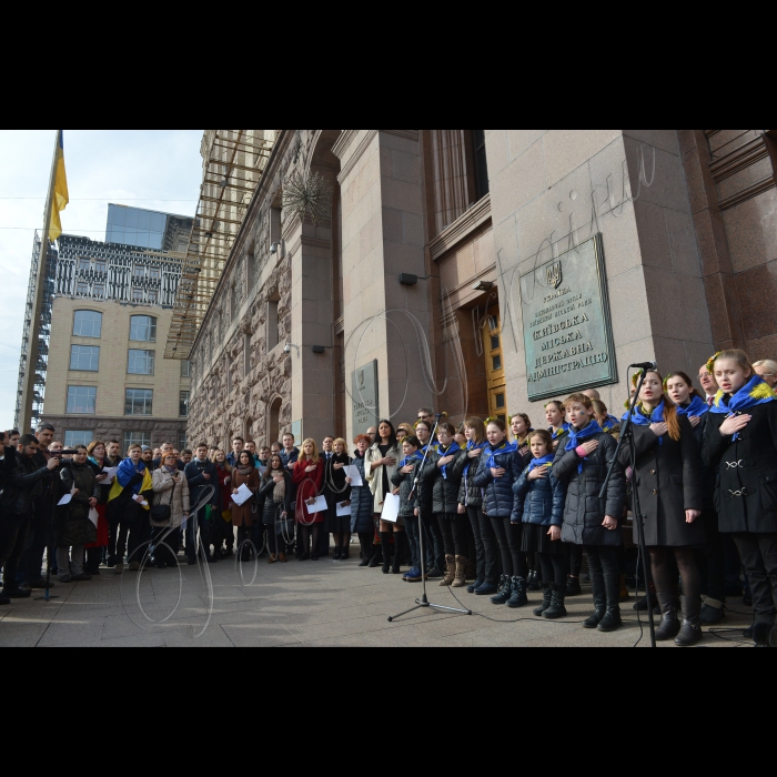 Біля Київради, у  річницю першого офіційного виконання Гімну України в Києві відбувся співочий флешмоб. Активісти разом заспівали повну версію Гімну України. До заходу долучився дитячий хор. 