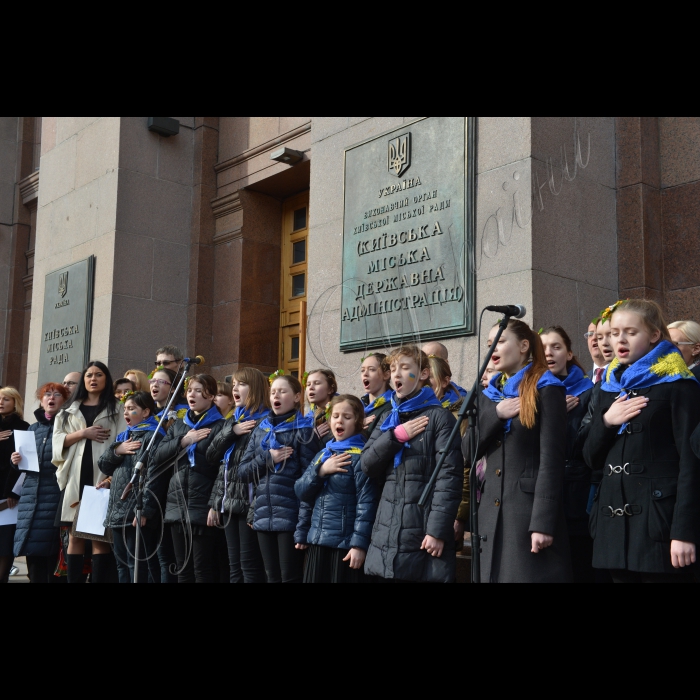 Біля Київради, у  річницю першого офіційного виконання Гімну України в Києві відбувся співочий флешмоб. Активісти разом заспівали повну версію Гімну України. До заходу долучився дитячий хор. 